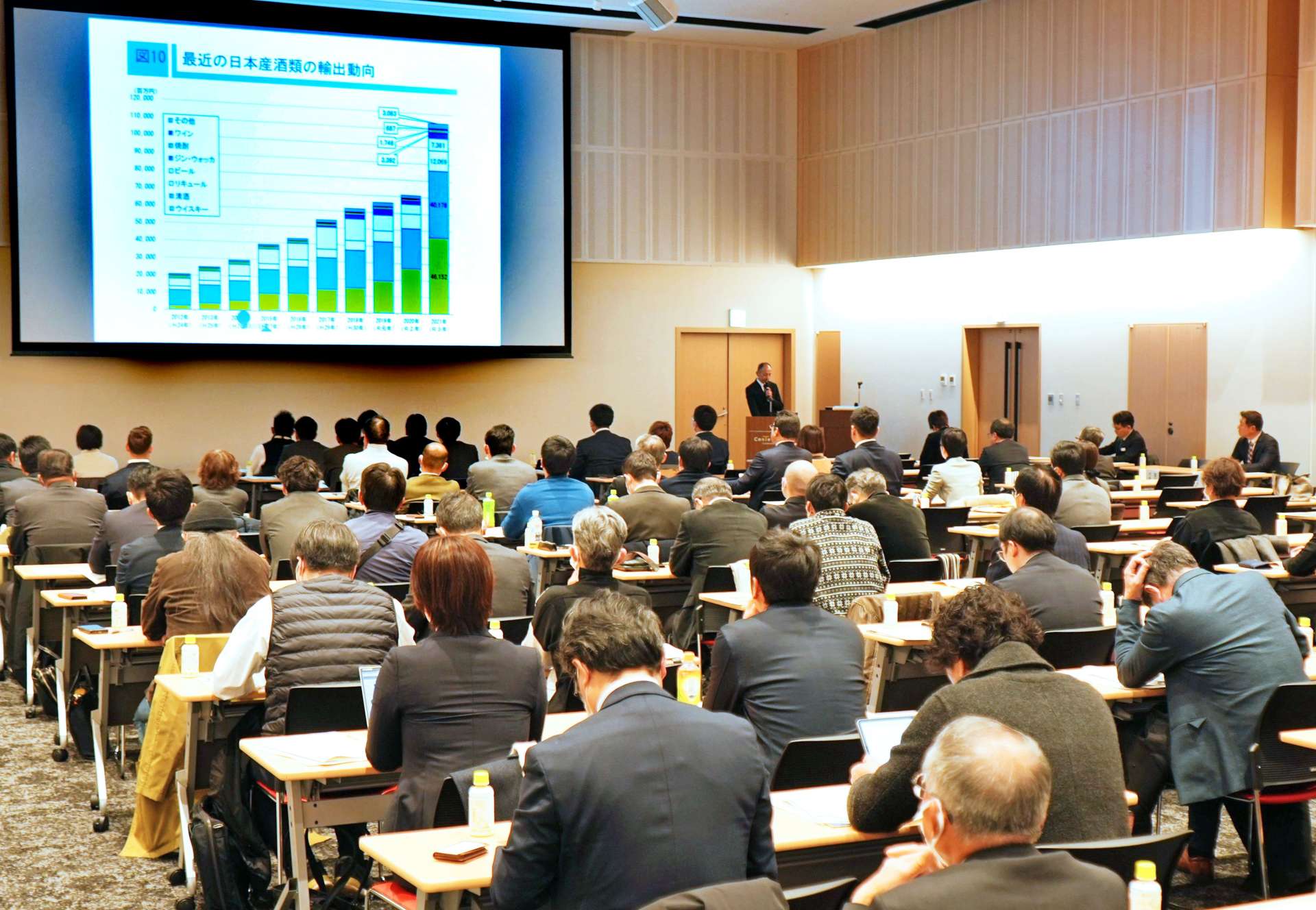 「食と農を結ぶ交流フォーラム」の参加者ら＝１６日、鹿児島市のセンテラスホール