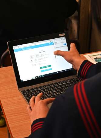 〈別カット〉学習用端末を使って実施される学力調査＝１６日、鹿児島市の天保山中学校