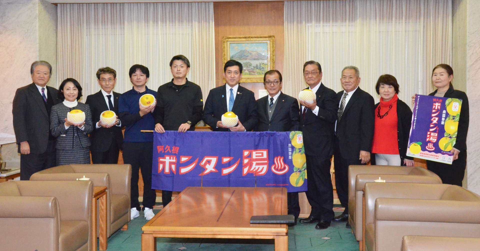 ボンタン湯をＰＲする県公衆浴場業生活衛生同業組合会員ら＝１５日、鹿児島県庁