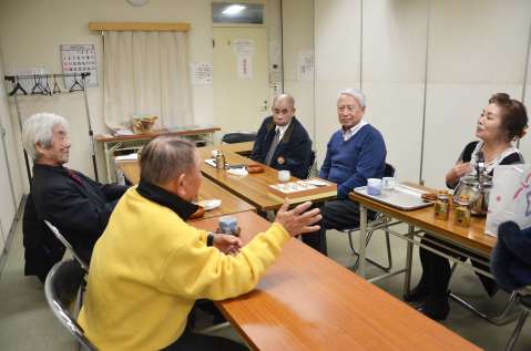 阪神大震災当時を振り返って語り合う鹿児島県関係者＝１５日、神戸市中央区の神戸沖洲会館