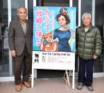 レトロな看板で来場を呼び掛ける鮫島功さん（左）ら＝いちき串木野市元町の中央交流センター