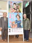 レトロな看板で来場を呼びかける鮫島功さん（左）ら＝いちき串木野市元町の中央交流センター