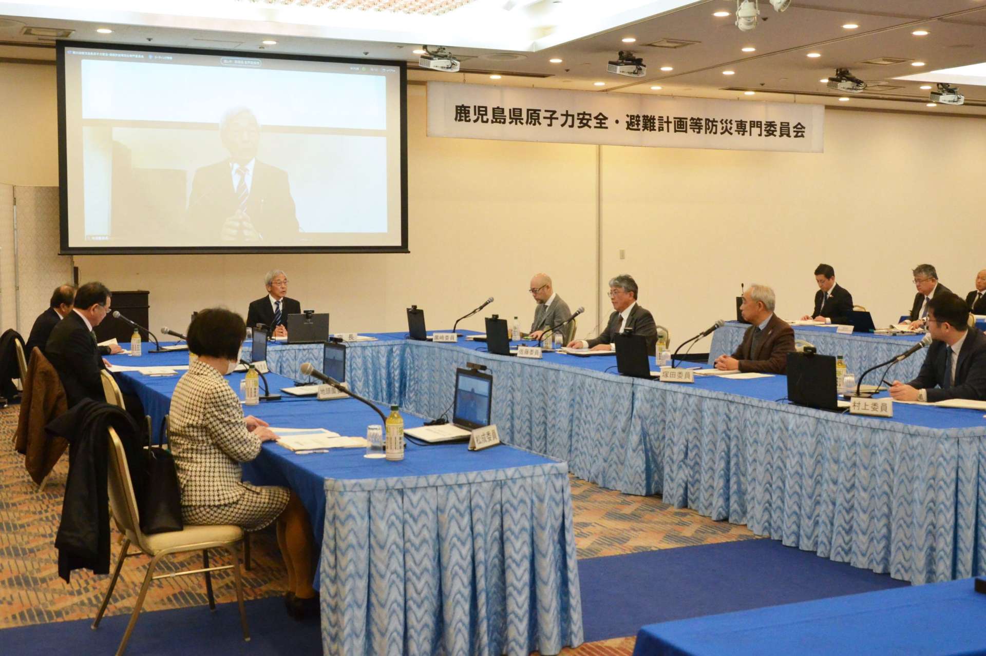 原子力総合防災訓練の概要が示された県原子力専門委員会＝１６日、鹿児島市