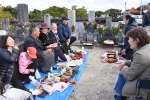 先祖の墓前で楽しいひとときを過ごす「墓正月」＝１６日、知名町田皆