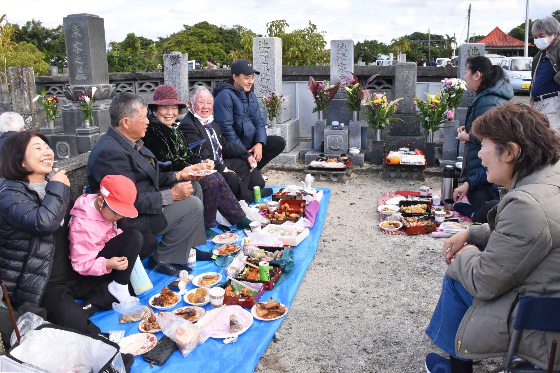 先祖の墓前で楽しいひとときを過ごす「墓正月」＝１６日、知名町田皆