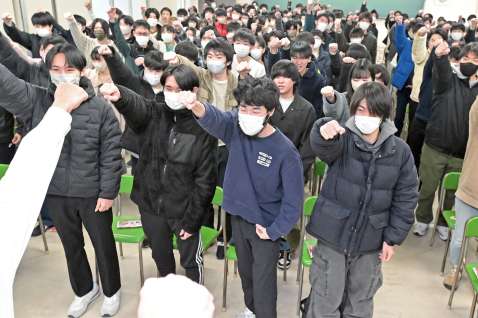 合格に向け気勢を上げる受験生＝１７日、鹿児島市高麗町の鹿児島高等予備校