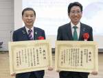 日本ＩＣＴ教育アワード授賞式に出席した垂水市の尾脇雅弥市長（左）と鹿児島市の下鶴隆央市長＝１７日、東京都港区