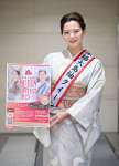 コンテストへの応募を呼びかける本場大島紬クイーンの直田有理さん＝１７日、南日本新聞社