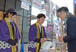 育てた黒豚の加工品を販売する市来農芸高校の生徒たち＝１５日、鹿児島市のセンテラススクエア