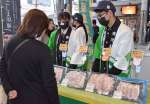 育てた黒豚の冷凍肉を販売する鹿屋農業高校の生徒たち＝１５日、鹿児島市のセンテラススクエア