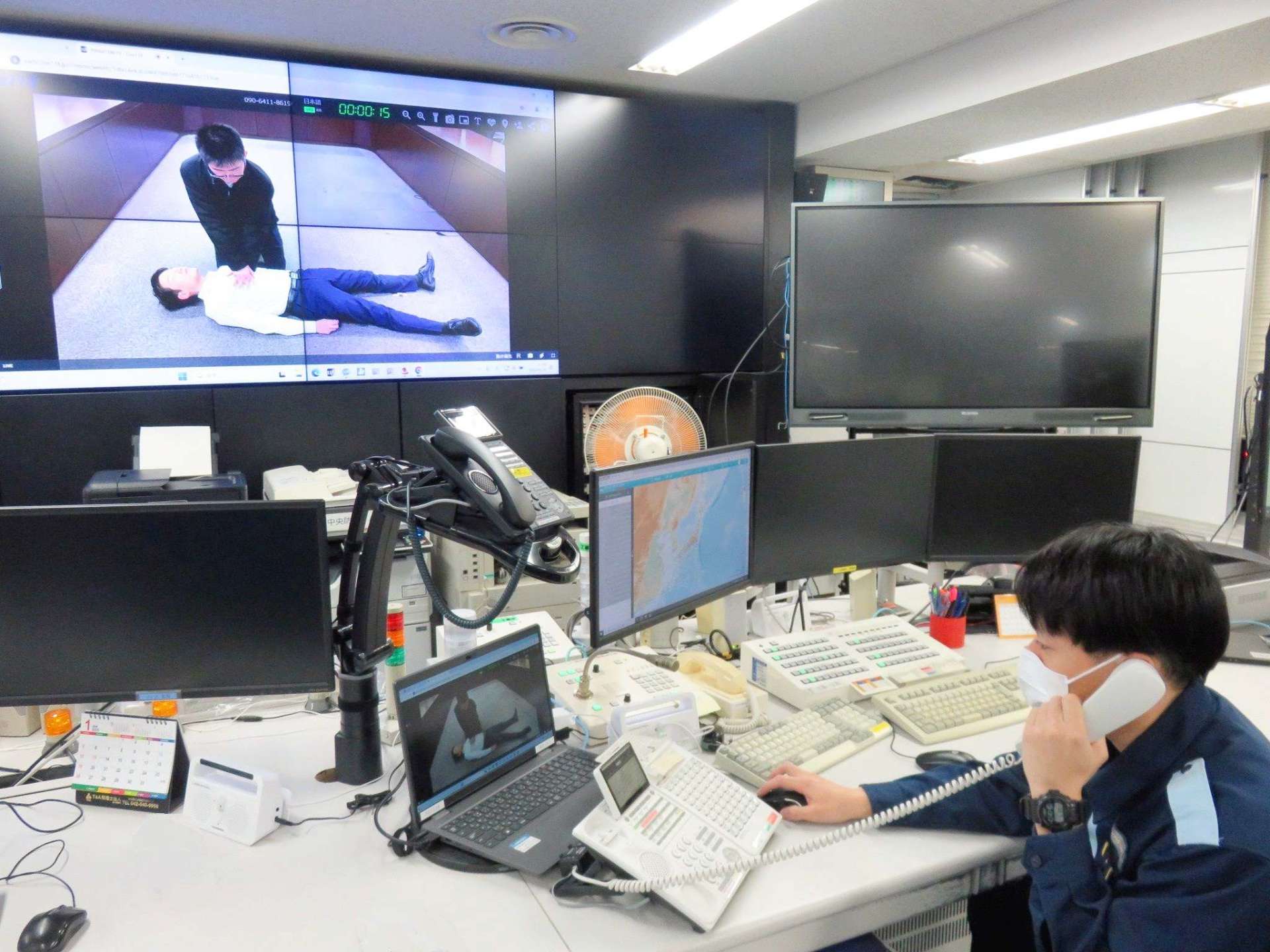 Ｌｉｖｅ１１８のデモンストレーションで、通報者が撮影した映像を確認する海上保安官＝１６日、東京都千代田区の海上保安庁（第１０管区海上保安本部提供）