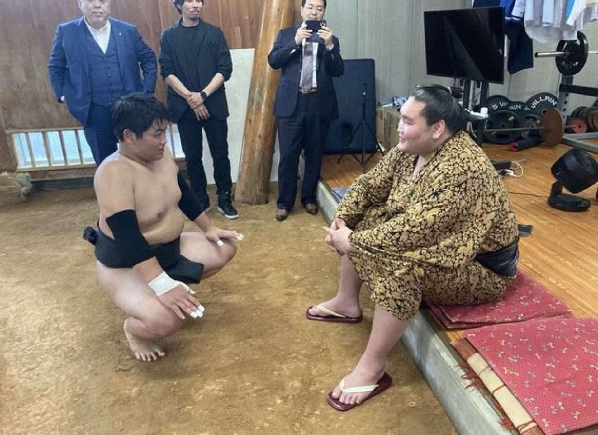 鹿児島実高で相撲部員（左）を指導する照ノ富士＝２０２３年６月（同校相撲部提供）