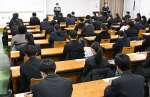 試験開始を待つ受験生＝１８日、鹿児島市の鹿児島大学