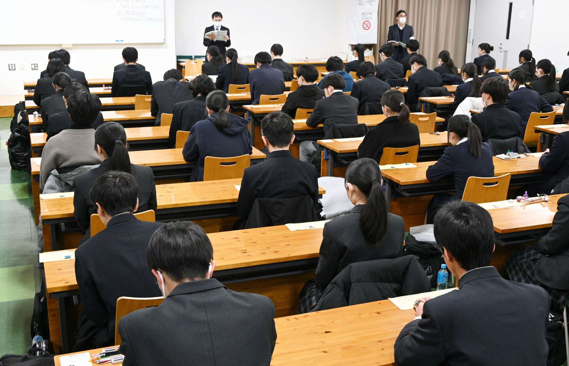試験開始を待つ受験生＝１８日、鹿児島市の鹿児島大学