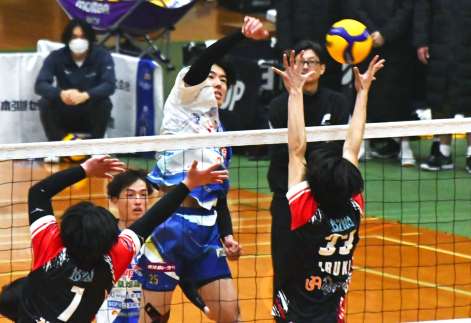 第１セット、スパイクを放つＦ鹿児島の水野＝フラゴラアリーナ日置