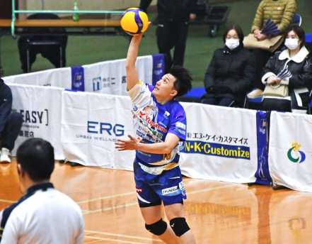 第２セット、サーブを放つＦ鹿児島の山本＝フラゴラアリーナ日置