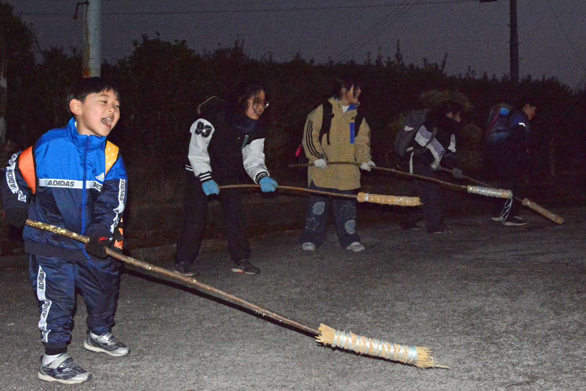 威勢よく地面をたたく子どもたち＝１４日、さつま町紫尾