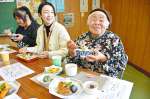 地元住民と大学関係者らが参加した試食会＝姶良市北山の姶良生活改善センター