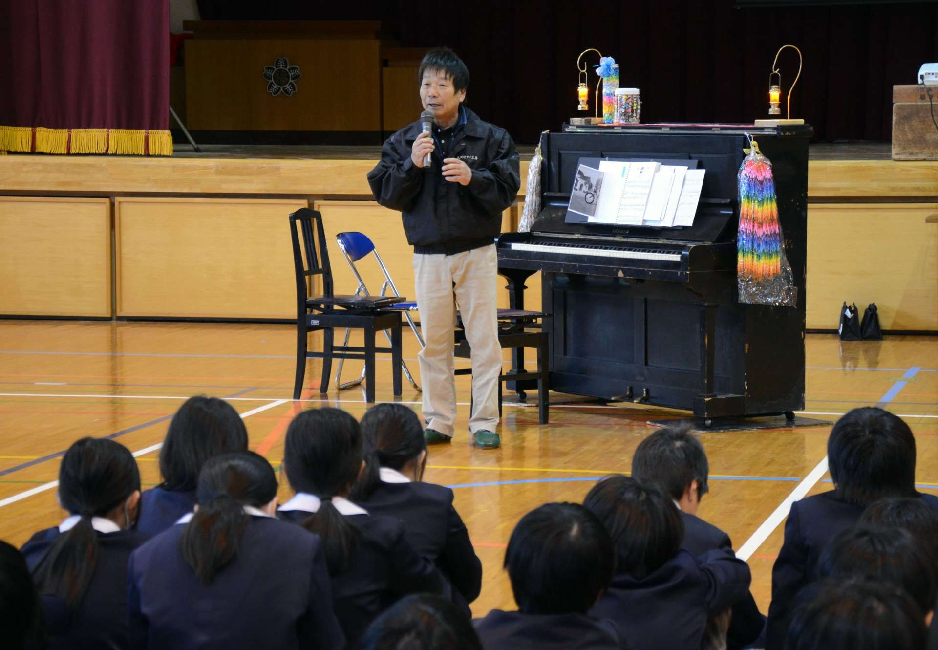 平和への思いを語る「被爆ピアノ」を修復した調律師の矢川光則さん＝鹿児島市の福平小