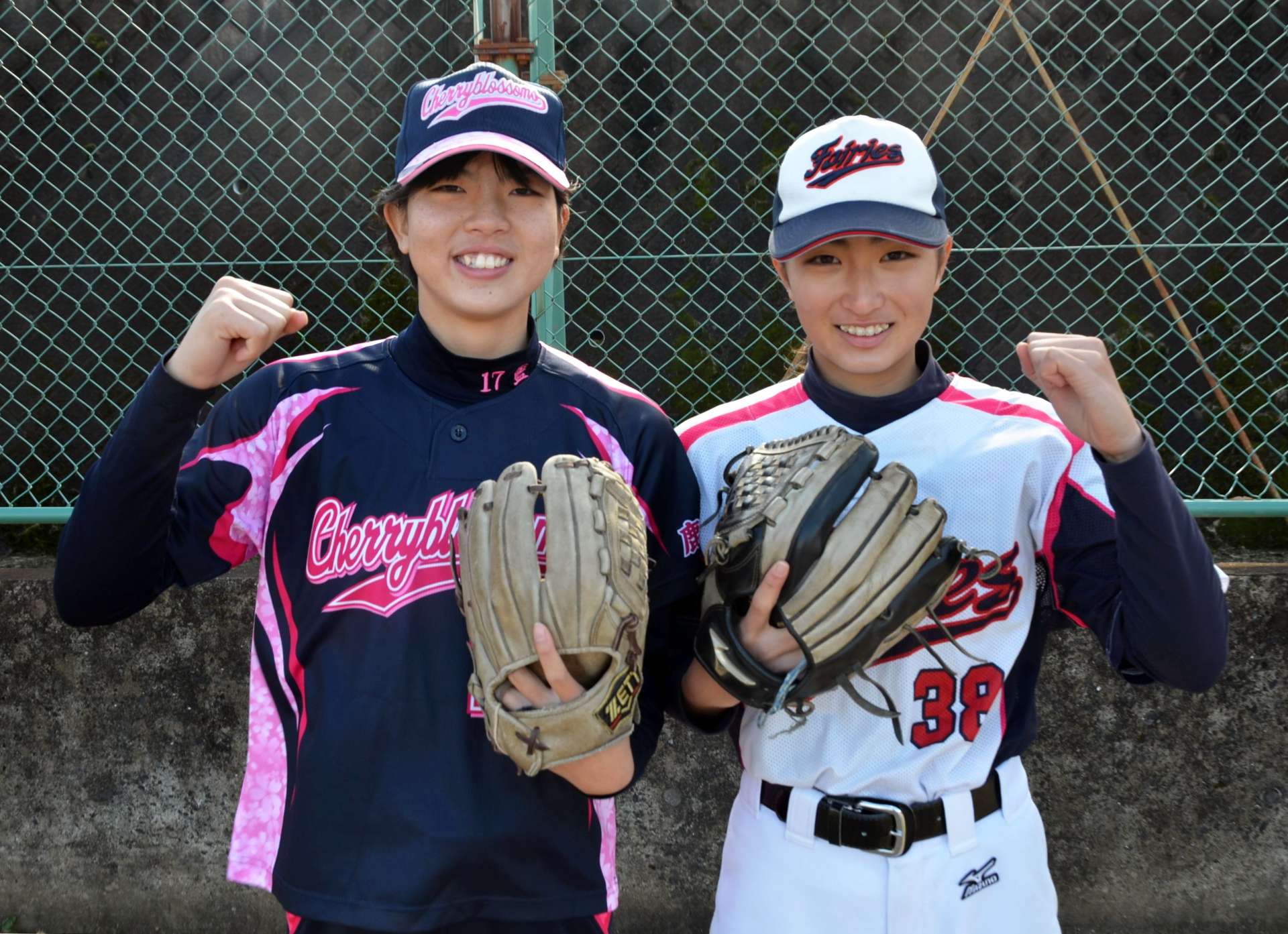 女子Ｕ１５の日本代表になり、気合が入る永田藍さん（左）と中村咲耶さん＝鹿児島市