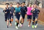 １キロ走を８回こなす選手ら＝１８日、伊佐市菱刈前目