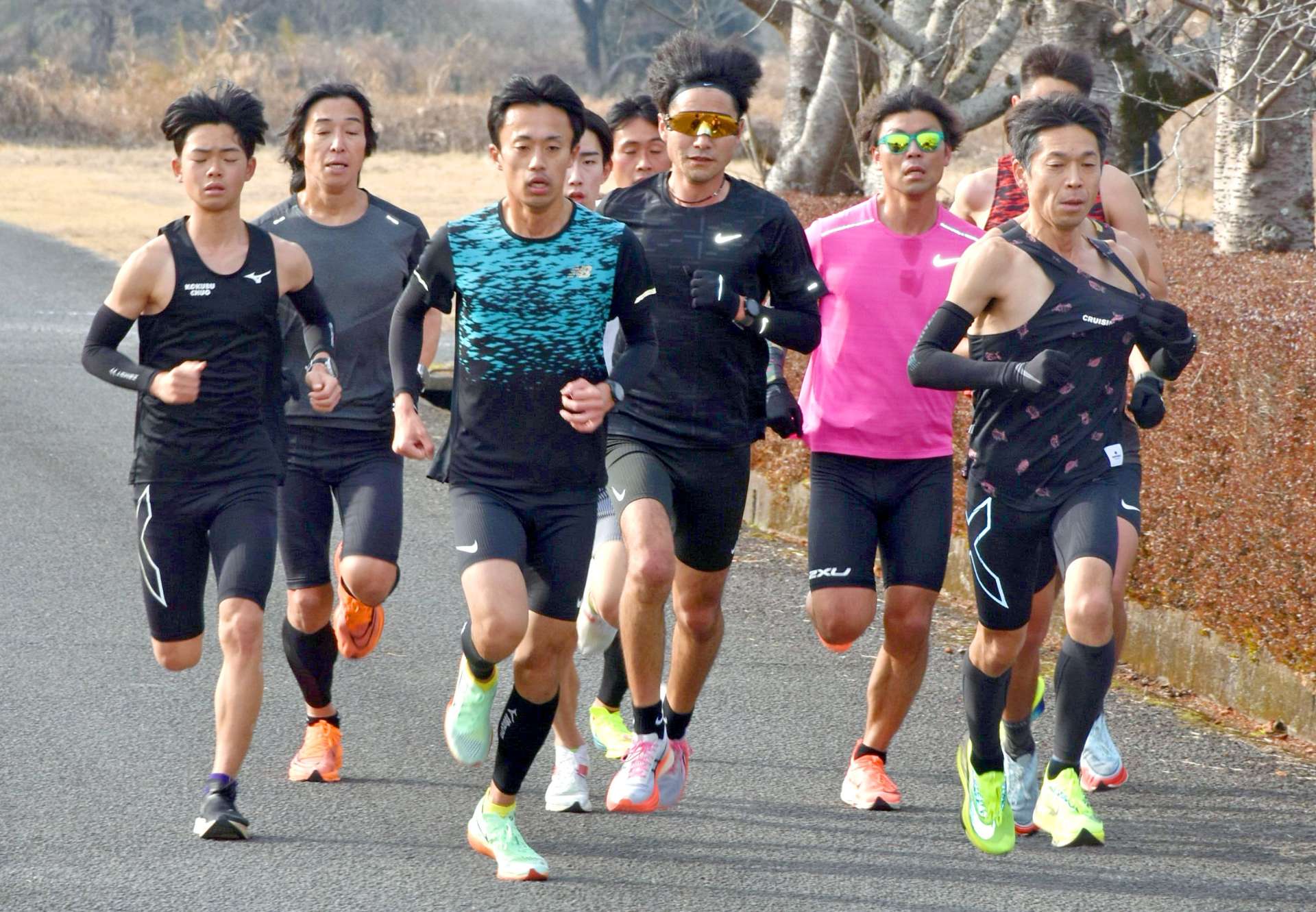 １キロ走を８回こなす選手ら＝１８日、伊佐市菱刈前目