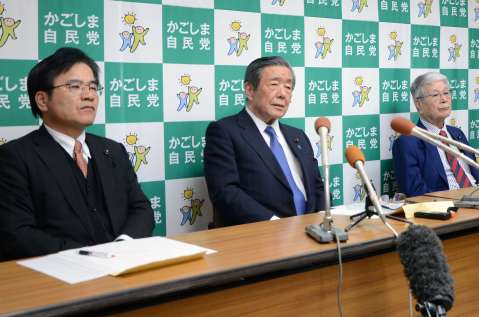 会議後の会見で質問に答える森山裕県連会長（中央）＝１８日、鹿児島市真砂町の自民党県連