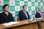 会議後の会見で質問に答える森山裕県連会長（中央）＝１８日、鹿児島市真砂町の自民党県連