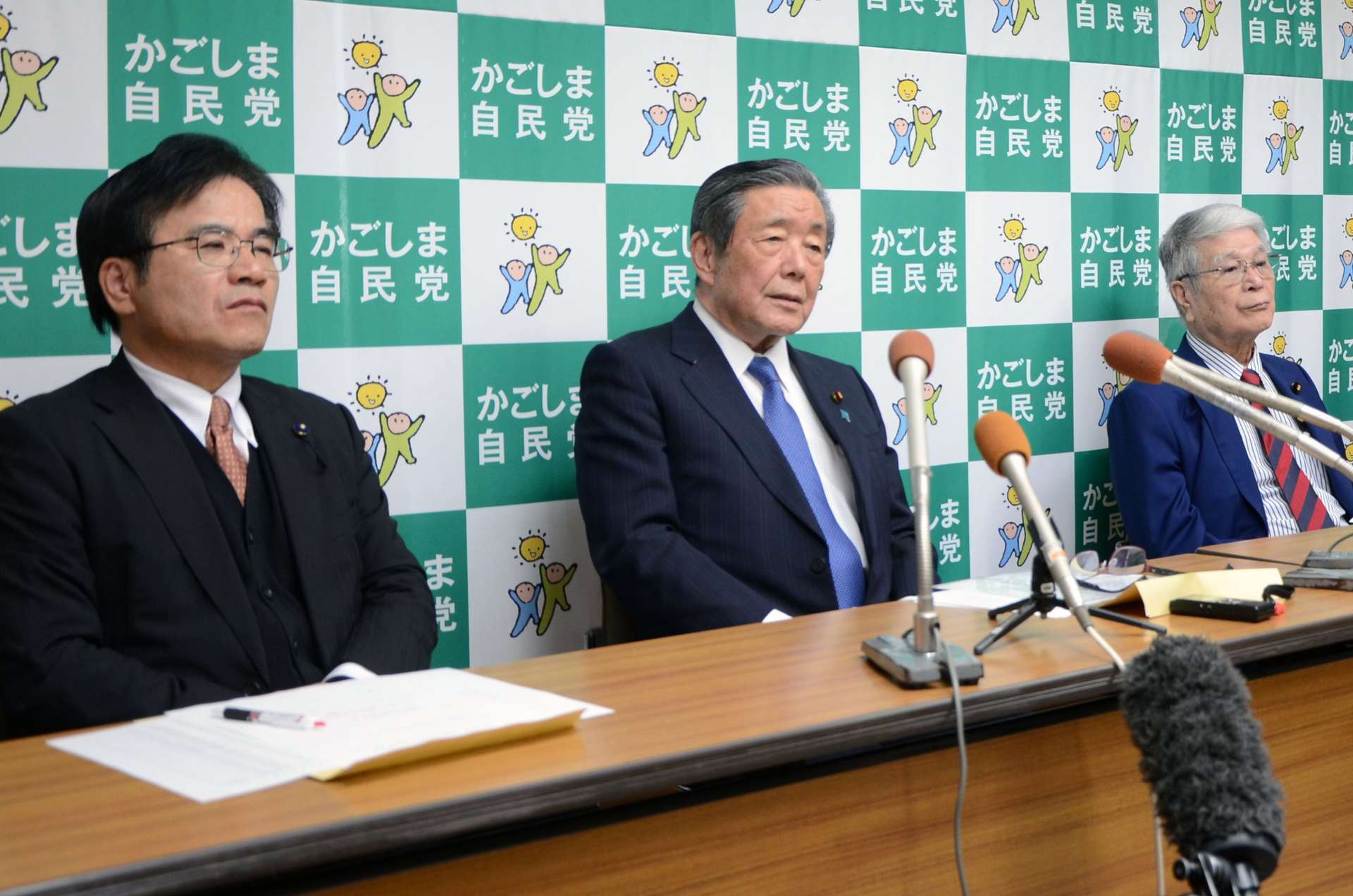 会議後の会見で質問に答える森山裕県連会長（中央）＝１８日、鹿児島市真砂町の自民党県連