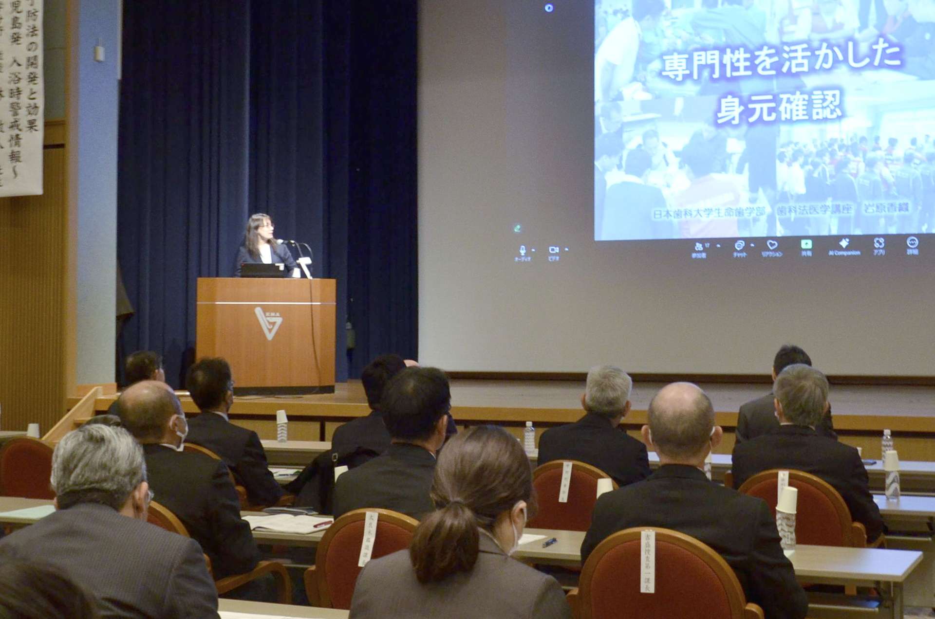 身元特定における専門的データの重要性を訴える大学教授＝１８日、鹿児島市の鹿児島県医師会館