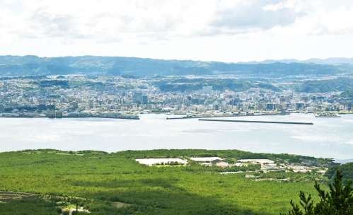 桜島側から望む鹿児島市街地＝鹿児島市桜島小池町の湯之平展望所