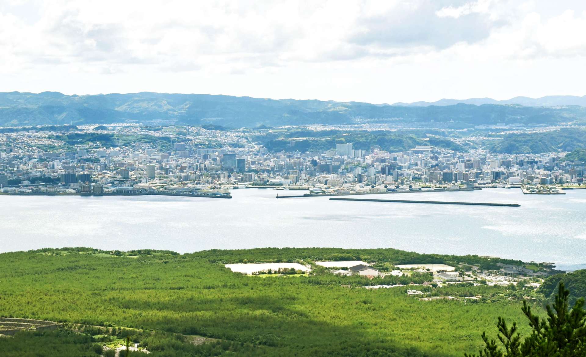 桜島側から望む鹿児島市街地＝鹿児島市桜島小池町の湯之平展望所