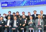 母校・鹿児島商業高校のＯＢらと笑顔で交流する中日の井上一樹監督（中央）＝１８日、鹿児島市のサンロイヤルホテル