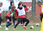練習で汗を流す鹿児島ＵのＤＦ杉井（右）＝ユニータ