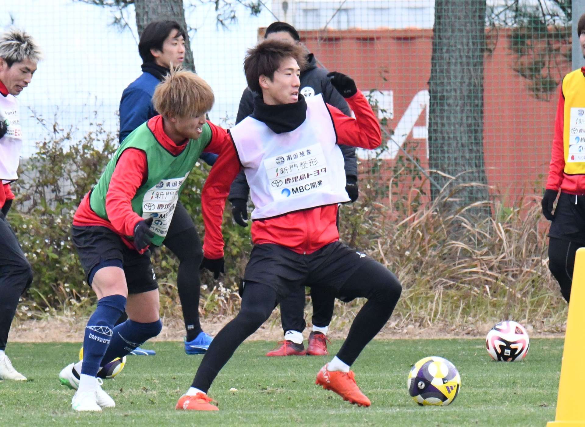 練習で汗を流す鹿児島ＵのＤＦ杉井（右）＝ユニータ