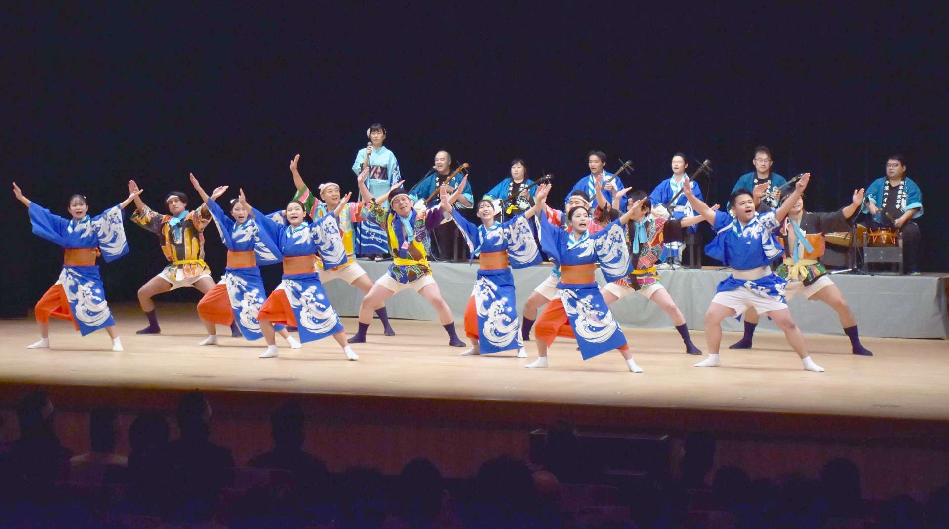 開会前に壇上で牛深ハイヤを披露する地元の高校生ら＝１８日、熊本県天草市の牛深総合センター