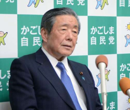 会議の会見で質問に答える森山裕県連会長＝１８日、鹿児島市真砂町の自民党県連