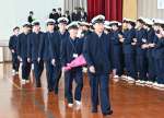 在校生に拍手で見送りを受ける実習生＝１７日、枕崎市の鹿児島水産高校