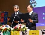 スポーツ実施率日本一共同宣言を交わす鹿屋体育大学の金久博昭学長（左）、中西茂鹿屋市長＝同市の鹿屋体育大学