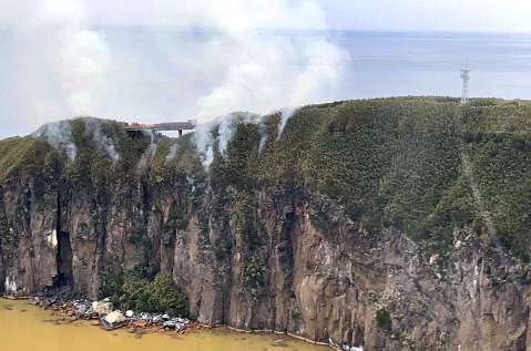 〈別カット〉三島村硫黄島の山林火災現場＝１９日午後５時前（同村提供）