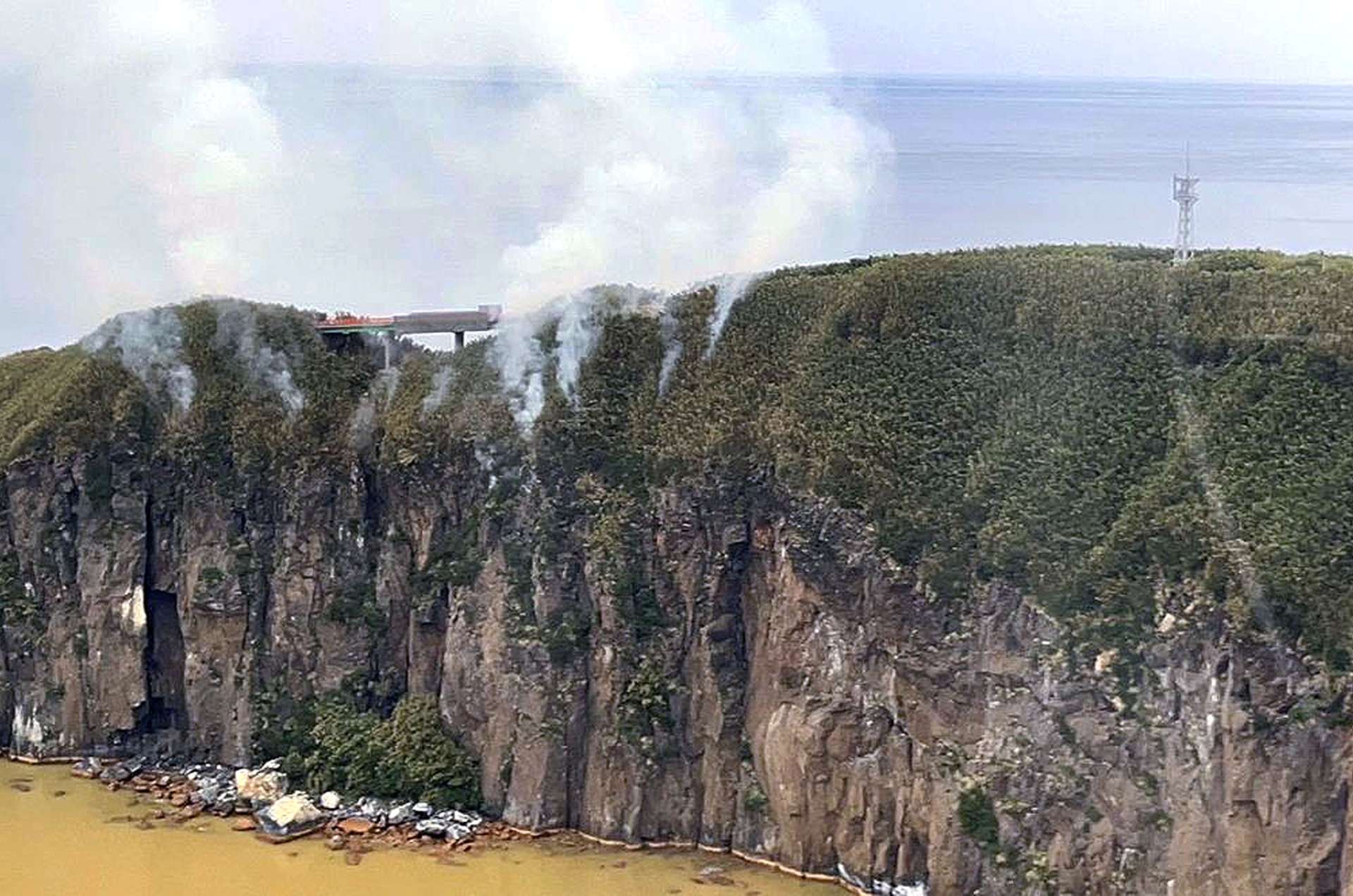 〈別カット〉三島村硫黄島の山林火災現場＝１９日午後５時前（同村提供）