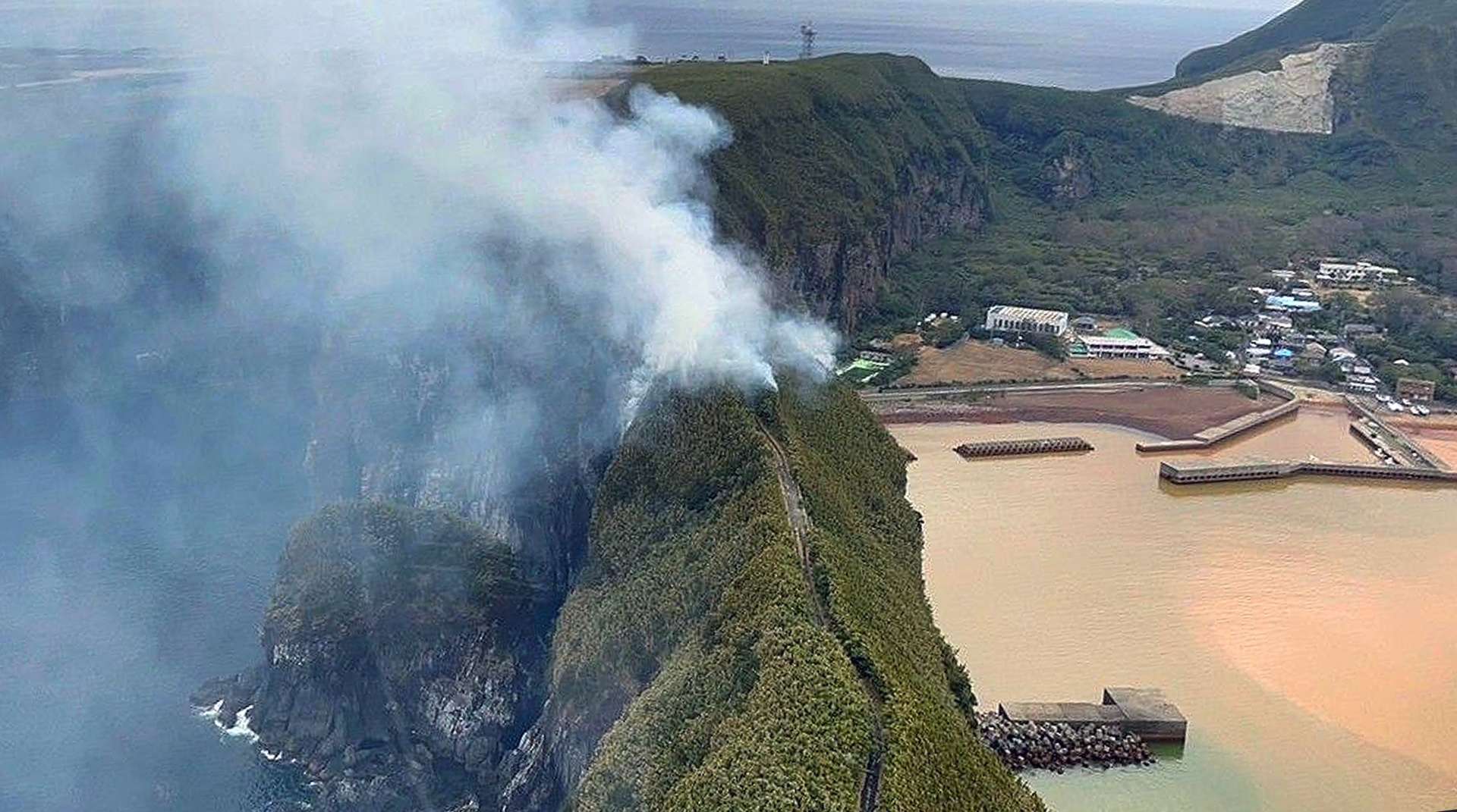 三島村硫黄島の山林火災現場＝１９日午後５時前（同村提供）