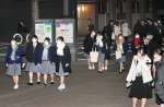 大学入学共通テストを終えた受験生＝１９日午後６時すぎ、鹿児島市の鹿児島大郡元キャンパス