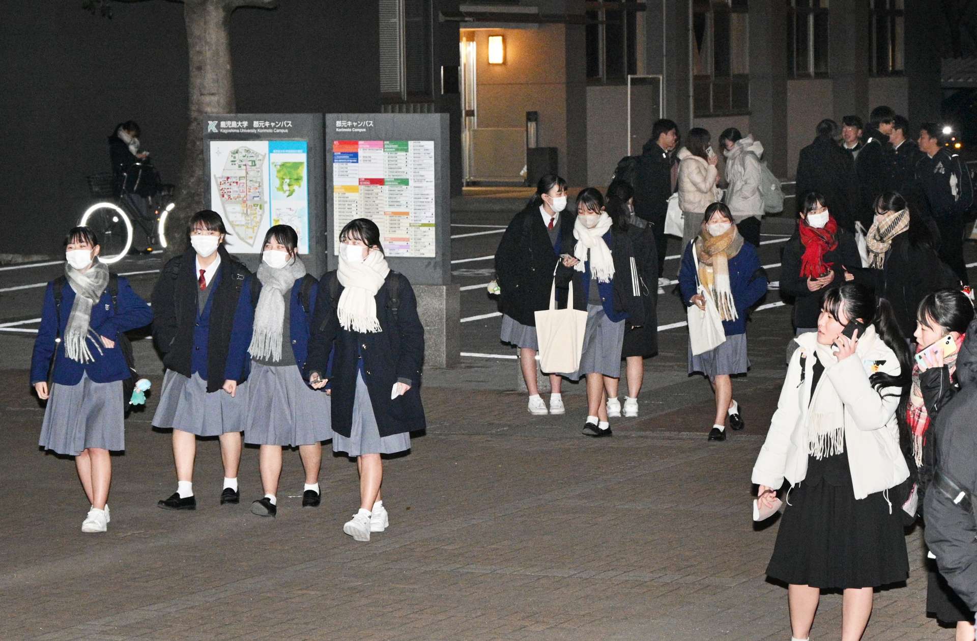 大学入学共通テストを終えた受験生＝１９日午後６時すぎ、鹿児島市の鹿児島大郡元キャンパス