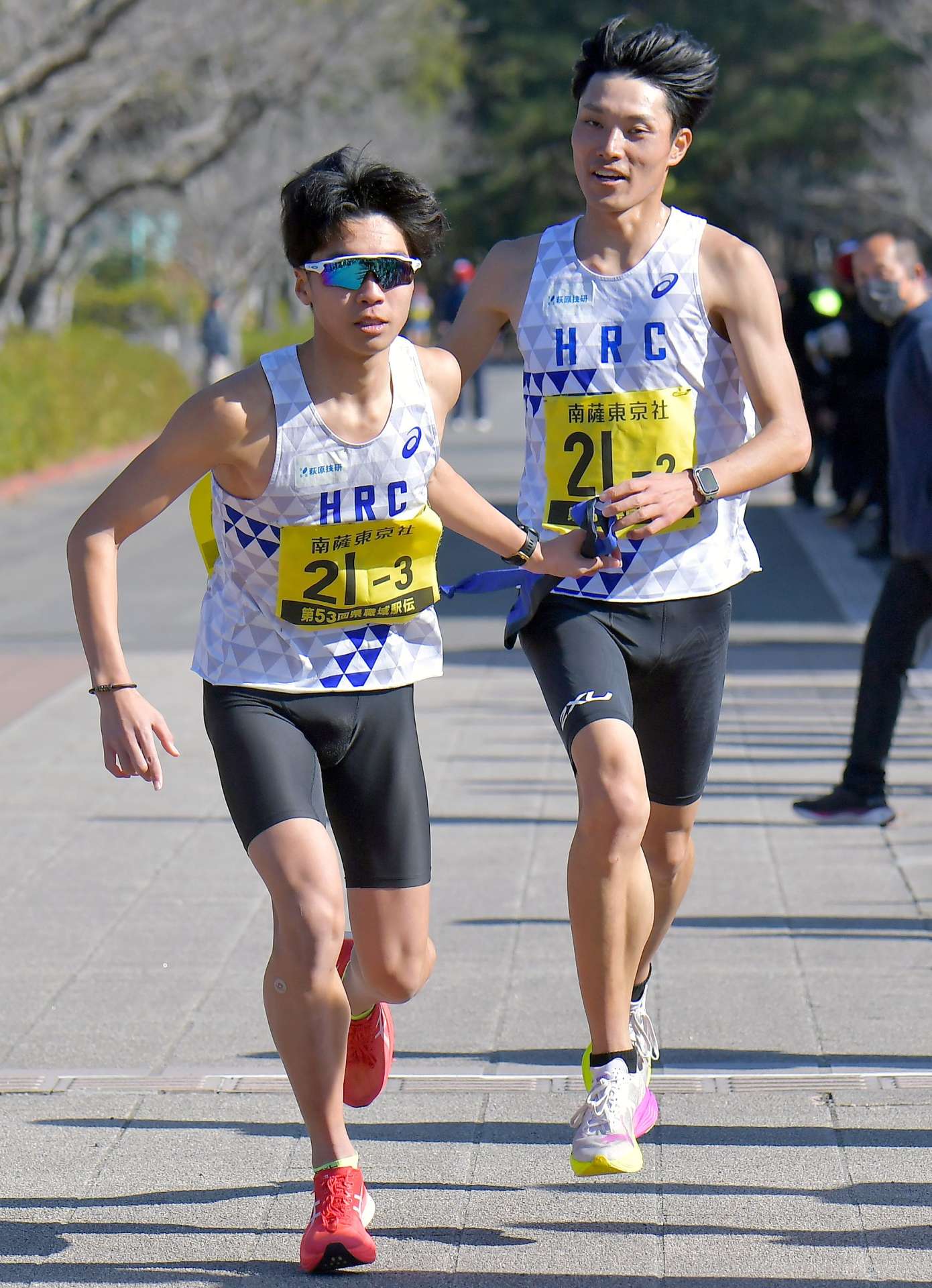 第２中継所、混成ＨＲＣ・Ａの石山（右）が橋口へたすきリレー＝南さつま市