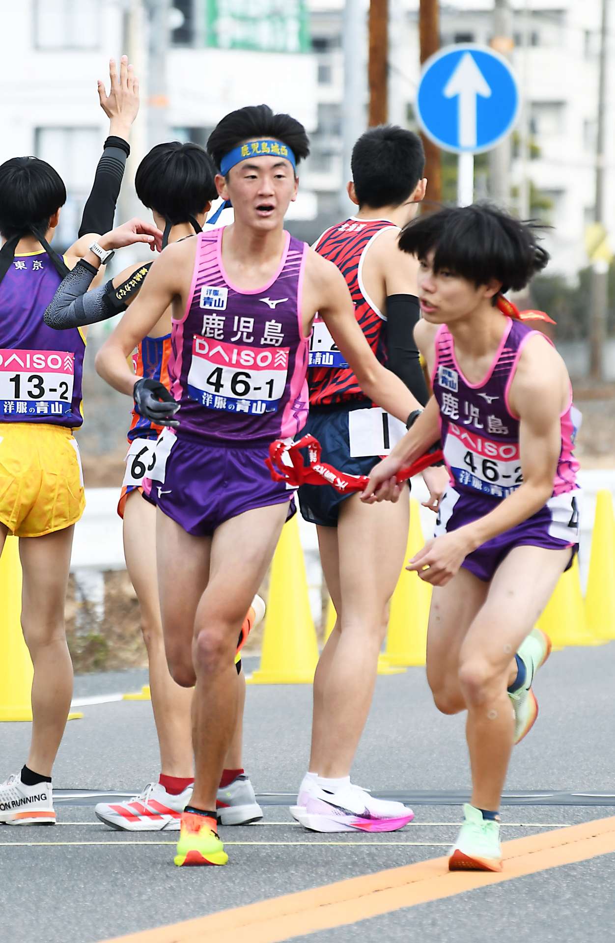 鹿児島の１区櫨元（鹿城西高、左）が２区碇元（田検中）にたすきリレー＝広島市西区