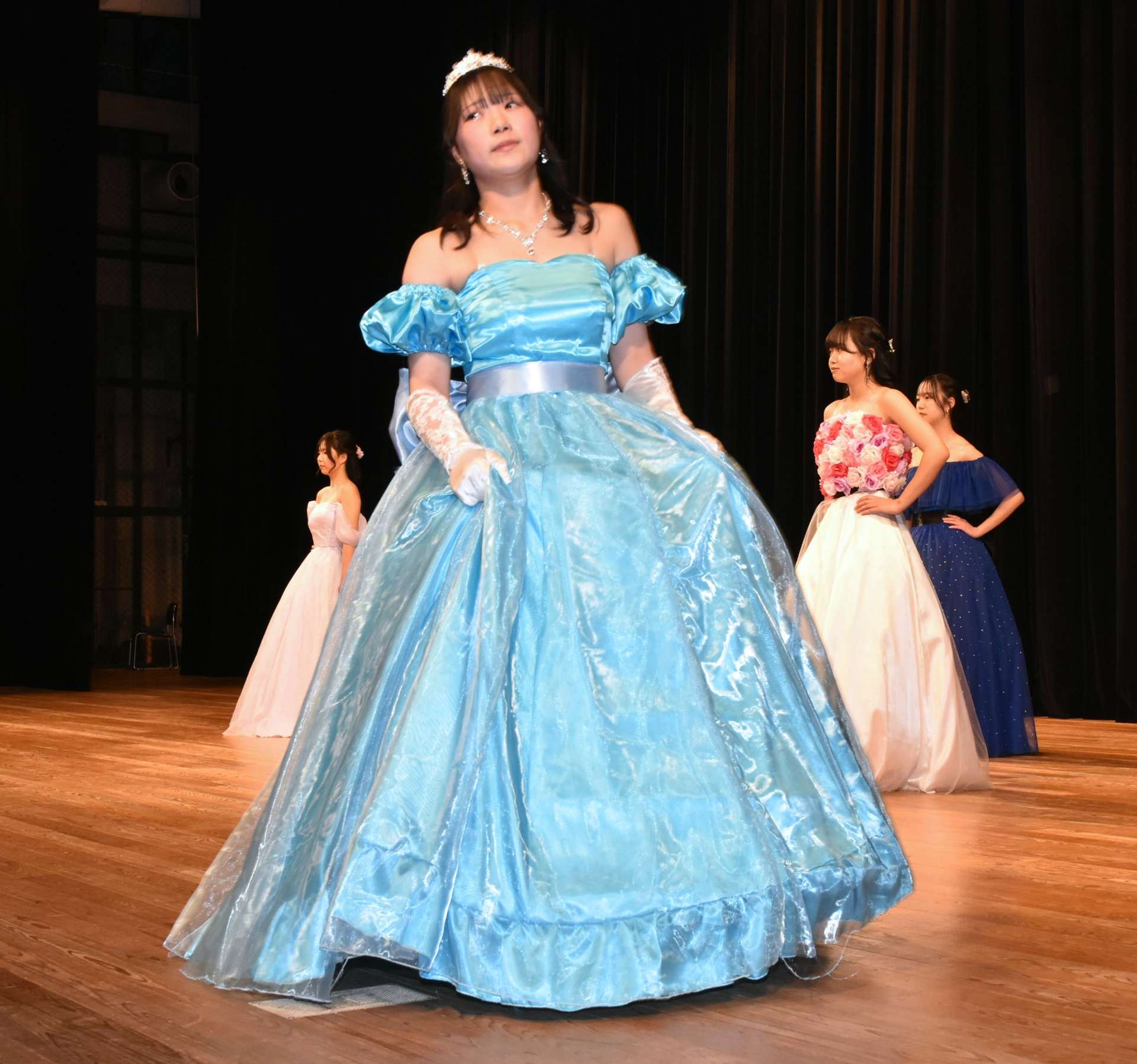 それぞれ自作したドレスを披露する伊佐農林高の生徒ら＝１６日、伊佐市文化会館