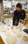 日常使いの薩摩焼を展示販売する会場＝１６日、鹿児島市のマルヤガーデンズ