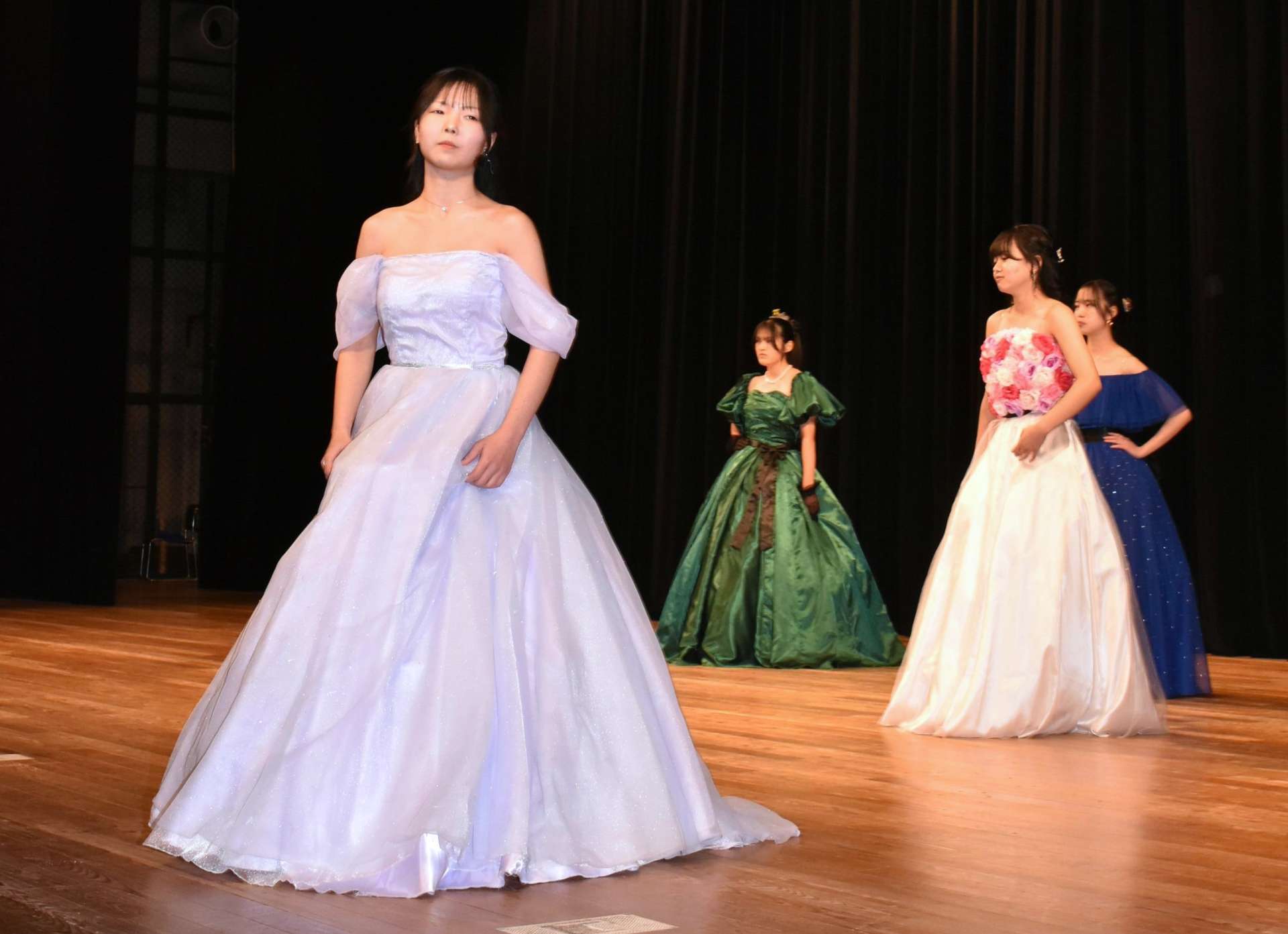 それぞれ自作したドレスを披露した伊佐農林高の生徒＝１６日、伊佐市文化会館
