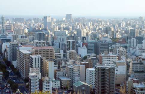 マンションが立ち並ぶ鹿児島市街地＝１７日、鹿児島市新照院町